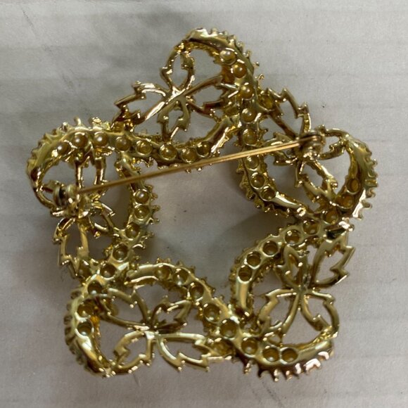 Vintage-Style Gold Tone Brooch with Faux Pearls – Openwork Star Wreath Classic - Picture 2 of 5